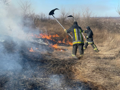 10 hectare de vegetatie au luat foc la amiaza, in capitala. IGSU atentioneaza oamenii sa nu aprinda vegetatia uscata si gunoiul menajer - FOTO 10 hectare de vegetatie au luat foc la amiaza, in capitala. IGSU atentioneaza oamenii sa nu aprinda vegetatia uscata si gunoiul menajer - FOTO