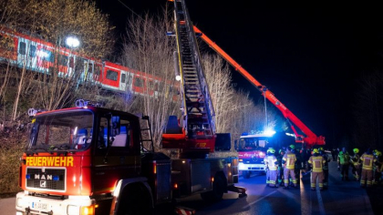 Doua trenuri s-au ciocnit in apropiere de Munchen: un mort si zeci de raniti Doua trenuri s-au ciocnit in apropiere de Munchen: un mort si zeci de raniti