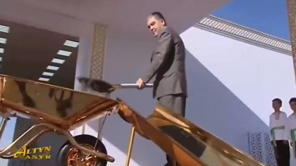 Presedintele autoritar al Turkmenistanului anunta ca preda puterea. Fiul sau ar urma sa-l inlocuiasca in functie Presedintele autoritar al Turkmenistanului anunta ca preda puterea. Fiul sau ar urma sa-l inlocuiasca in functie
