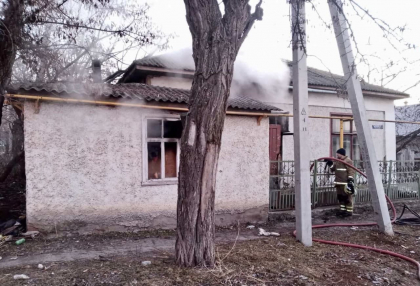 Doi barbati - gasiti carbonizati, dupa ce locuinta in care se aflau a luat foc - FOTO