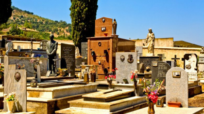 O femeie din Italia a murit pe mormantul sotului ei, de Sfantul Valentin. Timp de 40 de ani a mers in firecare zi la cimitir O femeie din Italia a murit pe mormantul sotului ei, de Sfantul Valentin. Timp de 40 de ani a mers in firecare zi la cimitir