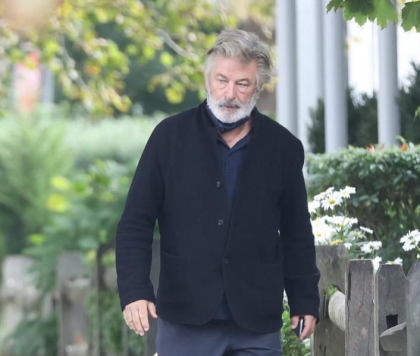 Lovitura puternica pentru Alec Baldwin: Familia regizoarei Halyna Hutchins l-a dat in judecata din cauza impuscarii mortale a acesteia
