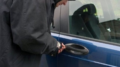 A furat o masina, dupa care a facut accident, dar nu i-a fost de ajuns. Un tanar, care urma sa fie cercetat in libertate, a furat a doua zi inca un automobil