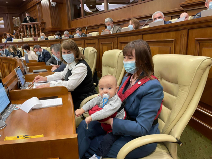 Cu micutii la munca. Mai multi angajati ai secretariatului, dar si deputati au venit cu picii la sedinta legislativului - FOTO Cu micutii la munca. Mai multi angajati ai secretariatului, dar si deputati au venit cu picii la sedinta legislativului - FOTO