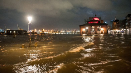 Inundatie puternica in Hamburg fix in ziua in care acum 60 de ani o furtuna a ucis 315 oameni. Batranii inca vorbesc despre acel moment - FOTO Inundatie puternica in Hamburg fix in ziua in care acum 60 de ani o furtuna a ucis 315 oameni. Batranii inca vorbesc despre acel moment - FOTO