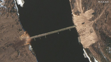 Un pod si un drum se construiesc intr-o zona cheie din Belarus, la 6 km de granita cu Ucraina. Imaginile surprinse din satelit (CNN)