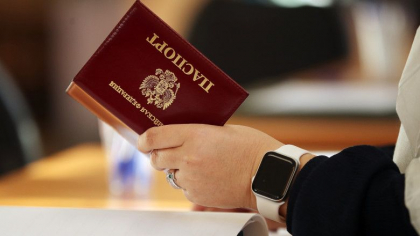 Rusia a dat rapid 720.000 de pasapoarte separatistilor din Ucraina. Unele voci spun ca Moscova ar putea invoca pretextul apararii lor Rusia a dat rapid 720.000 de pasapoarte separatistilor din Ucraina. Unele voci spun ca Moscova ar putea invoca pretextul apararii lor