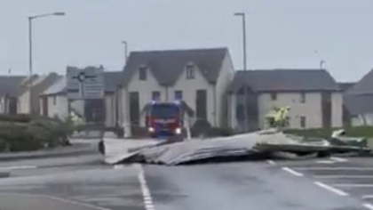 Furtuna Eunice a lovit Marea Britanie cu puterea unui uragan. Imagini virale cu acoperisuri smulse de vant si copaci doborati - VIDEO