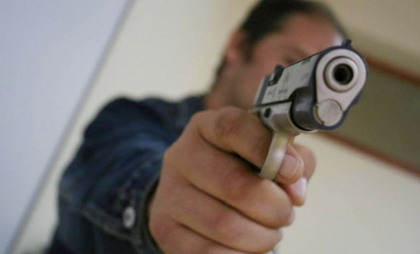 Un barbat - retinut de oamenii legii, dupa ce acesta a amenintat o femeie si avocatul ei, cu o arma. Ce amenda ar putea primi acesta 