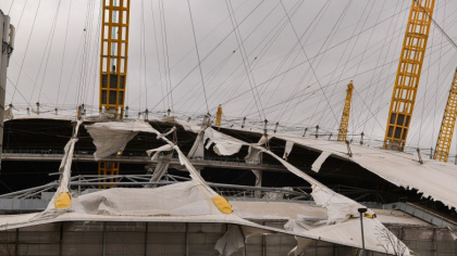 Acoperisul celebrei Arene O2 din Londra a fost distrus de furtuna Eunice, care a lovit cu puterea unui uragan Acoperisul celebrei Arene O2 din Londra a fost distrus de furtuna Eunice, care a lovit cu puterea unui uragan