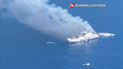 Sunt 600 de grade pe feribotul care a luat foc in Mediterana. Pompierii incearca sa-l raceasca pentru a-i gasi pe cei 12 disparuti