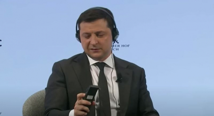 Haz de necaz. Gluma presedintelui ucrainean care a starnit rasete la Munchen in toiul tensiunilor cu Rusia - VIDEO Haz de necaz. Gluma presedintelui ucrainean care a starnit rasete la Munchen in toiul tensiunilor cu Rusia - VIDEO
