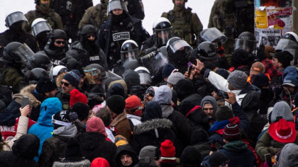 Politia din Ottawa a intervenit in forta, cu gaze lacrimogene, si a eliberat zona de la Parlament: "Arestam pe oricine gasim aici" Politia din Ottawa a intervenit in forta, cu gaze lacrimogene, si a eliberat zona de la Parlament: "Arestam pe oricine gasim aici"
