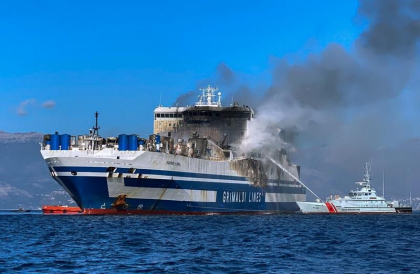 Grecia: Unul dintre pasagerii feribotului afectat de incendiu a fost gasit de echipele de salvatori / Alte 11 persoane sunt date disparute