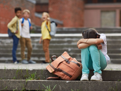 O adolescenta de 16 ani - batuta si umilita de colegii de liceu pentru ca este transsexuala: "Au dat-o jos, au mers peste ea si la sfarsit sau urinat peste corpul ei"