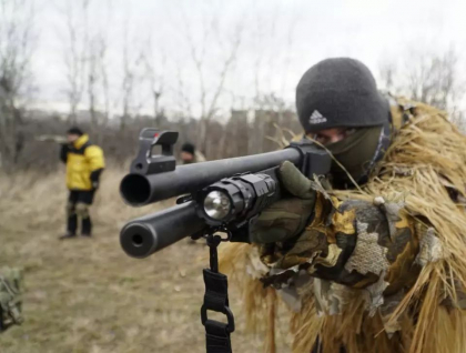 Corespondenta din Kiev. Armata de weekend a Ucrainei, cine este si cum arata: IT-isti, arhitecti si casnice din Kiev se antreneaza sa se lupte cu Putin Corespondenta din Kiev. Armata de weekend a Ucrainei, cine este si cum arata: IT-isti, arhitecti si casnice din Kiev se antreneaza sa se lupte cu Putin