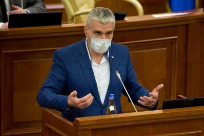 Alexandru Slusari cere demisia lui Andrei Spinu, dupa ce contractul dintre Moldovagaz si Gazprom a aparut in presa: „Ar fi o pedeapsa minimala”