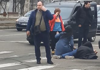 O femeie - lovita de un automobil pe o trecere de pietoni din capitala. Imagini de la locul faptei - VIDEO