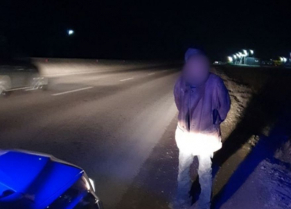 Un barbat din Straseni - amendat de politisti, dupa ce a fost prins beat crita pe marginea drumului. Oamenii legii l-au dus acasa - FOTO Un barbat din Straseni - amendat de politisti, dupa ce a fost prins beat crita pe marginea drumului. Oamenii legii l-au dus acasa - FOTO