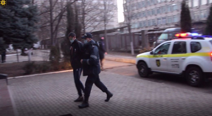 Ghinion pentru un barbat de 57 de ani, dupa ce i-a fost furata masina chiar din curtea casei. Doi minori - retinuti de oamenii legii -  VIDEO