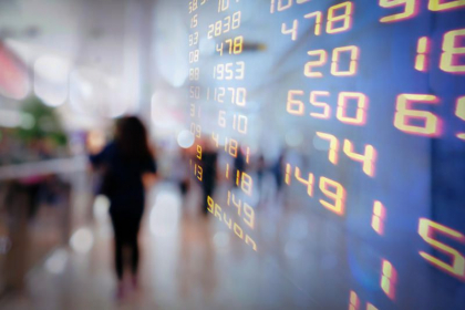 Cum se simte in pietele financiare unda de soc a deciziei lui Putin: Bursele scad, petrolul e la maximul ultimilor 7 ani, metalele s-au scumpit abrupt / Rubla si bursa ruseasca, cel mai rau lovite