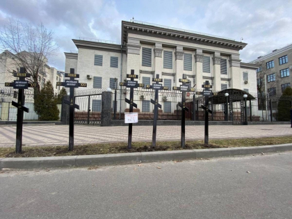 Mai multe cruci negre - ingropate in fata Ambasadei Rusiei din Kiev - FOTO