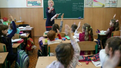 Parintii din Ucraina isi trimit copiii la scoala cu stickere cu grupa sanguina Parintii din Ucraina isi trimit copiii la scoala cu stickere cu grupa sanguina