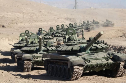 Doua convoaie cu echipament militar se indreapta din Rusia spre Donetk Doua convoaie cu echipament militar se indreapta din Rusia spre Donetk