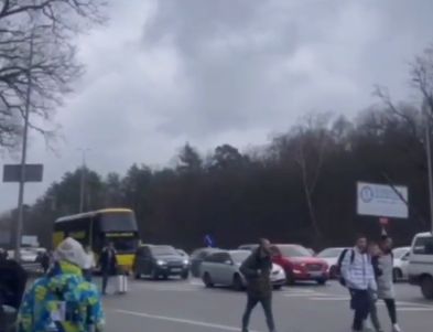 Intrarea in Kiev - interzisa. Sute de oameni parasesc orasul pe jos - VIDEO