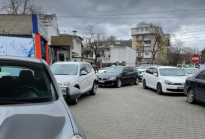 S-au facut cozi la benzinariile din tara. Zeci de masini stau la rand pentru a-si alimenta automobilele - FOTO/VIDEO S-au facut cozi la benzinariile din tara. Zeci de masini stau la rand pentru a-si alimenta automobilele - FOTO/VIDEO