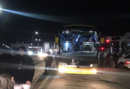 12 microbuze si autobuze cu capacitatea de 500 locuri sunt in drum spre vama Palanca - FOTO 12 microbuze si autobuze cu capacitatea de 500 locuri sunt in drum spre vama Palanca - FOTO