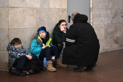 Imaginile disperarii in Ucraina: Locuitorii Kievului si-au luat copiii pentru a se adaposti in metroul din capitala ucraineana