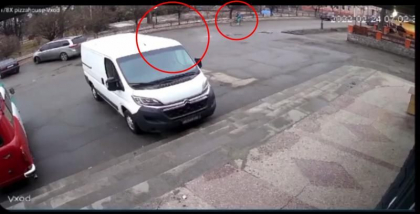 Imagini video cu impact emotional. Momentul in care un atac rusesc loveste un biciclist in centrul orasului Uman - VIDEO
