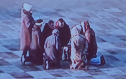 Moment dramatic surprins in Kiev: Mai multi ucraineni s-au asezat in genunchi si se roaga Moment dramatic surprins in Kiev: Mai multi ucraineni s-au asezat in genunchi si se roaga