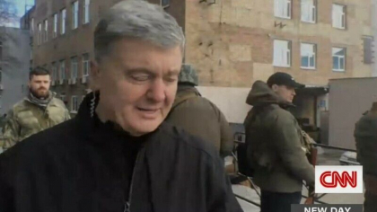 Fostul presedinte al Ucrainei, Petro Porosenko, umbla cu un Kalasnikov pe strazi Fostul presedinte al Ucrainei, Petro Porosenko, umbla cu un Kalasnikov pe strazi