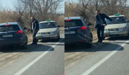 Un barbat a scos un topor din portbagaj si a lovit intr-o masina, la frontiera Republicii Moldova. Momentul a fost surprins de martori - VIDEO