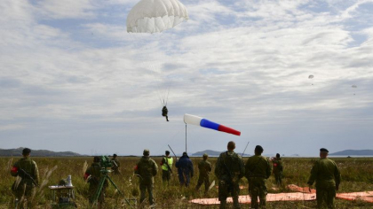 Rusia spune ca va trimite parasutisi la Cernobil pentru a asigura paza fostei centrale nucleare Rusia spune ca va trimite parasutisi la Cernobil pentru a asigura paza fostei centrale nucleare