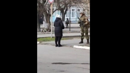 O ucraineanca infrunta un grup de soldati rusi: „Luati seminte si puneti-le in buzunare. Sa creasca flori, cand veti fi ingropati aici” O ucraineanca infrunta un grup de soldati rusi: „Luati seminte si puneti-le in buzunare. Sa creasca flori, cand veti fi ingropati aici”