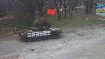 Tancurile rusesti care se indreapta spre Kiev poarta steagul URSS cu secera si ciocanul - VIDEO Tancurile rusesti care se indreapta spre Kiev poarta steagul URSS cu secera si ciocanul - VIDEO