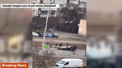 Imagini dramatice pe o strada din Kiev: Un tanc rusesc trece peste o masina. Soferul a ramas blocat intre fiare - VIDEO