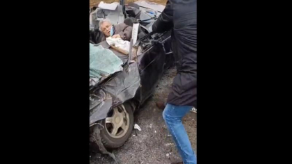 Imagini dramatice pe strazile din Kiev: Un blindat rusesc trece peste o masina condusa de un civil. Barbatul ramane blocat intre fiarele contorsionate - VIDEO
Imagini dramatice pe strazile din Kiev: Un blindat rusesc trece peste o masina condusa de un civil. Barbatul ramane blocat intre fiarele contorsionate - VIDEO