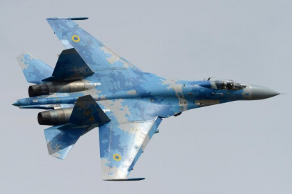 Ucraina a doborat un avion inamic deasupra Kievului. Avionul s-a prabusit apoi peste o cladire rezidentiala pe care a incendiat-o Ucraina a doborat un avion inamic deasupra Kievului. Avionul s-a prabusit apoi peste o cladire rezidentiala pe care a incendiat-o