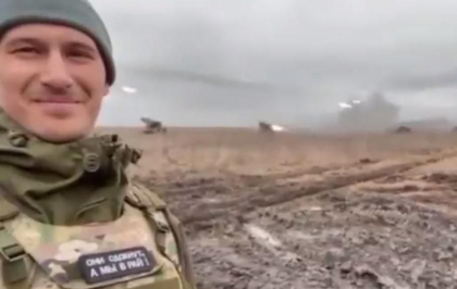 "Ei vor muri, iar noi vom merge in Rai". Mesaj controversat pe uniforma unui soldat rus, in timp ce o salva de rachete este lansata asupra Ucrainei "Ei vor muri, iar noi vom merge in Rai". Mesaj controversat pe uniforma unui soldat rus, in timp ce o salva de rachete este lansata asupra Ucrainei