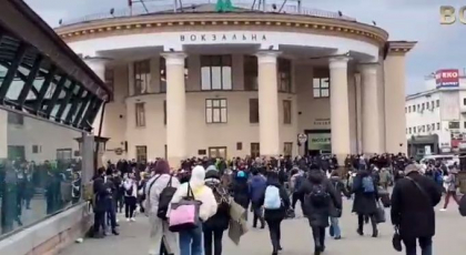 Panica si lacrimi la Kiev. Oamenii se imbulzesc la gara pentru a pleca la Liov - FOTO/VIDEO Panica si lacrimi la Kiev. Oamenii se imbulzesc la gara pentru a pleca la Liov - FOTO/VIDEO