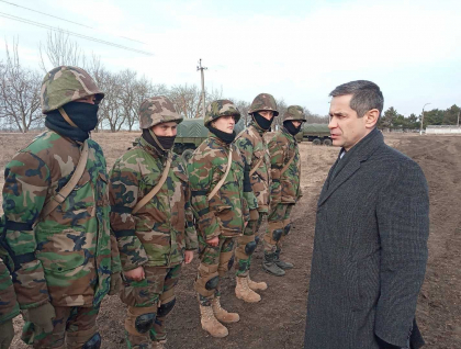 Ministrul Apararii s-a intalnit cu militarii Armatei Nationale: „Am considerat necesar sa discut personal cu acestia despre situatia de securitate din regiune si din tara” - FOTO Ministrul Apararii s-a intalnit cu militarii Armatei Nationale: „Am considerat necesar sa discut personal cu acestia despre situatia de securitate din regiune si din tara” - FOTO