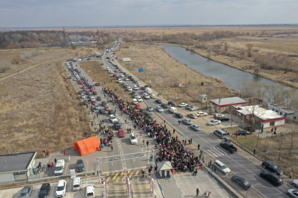 Imagini cu drona. Cum arata punctul de trecere a frontierei vazut de la inaltime. Sute de ucraineni asteapta sa intre in Moldova - FOTO Imagini cu drona. Cum arata punctul de trecere a frontierei vazut de la inaltime. Sute de ucraineni asteapta sa intre in Moldova - FOTO