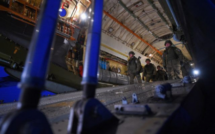 Ministerul ucrainean al Apararii sustine ca a doborat unul dintre avioanele rusesti de transport de trupe in apropiere de Kiev, ucigand un numar mare de parasutisti