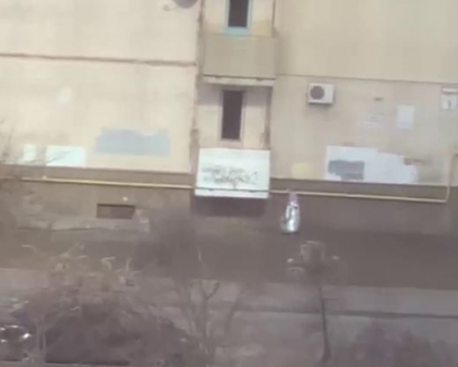 Momentul in care o persoana marcheaza conductele de gaz pe o cladire din Ucraina, apoi pune un semn - VIDEO