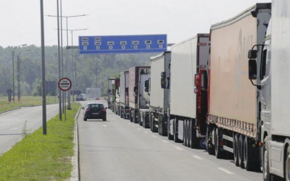 Camioane romanesti nu sunt lasate sa iasa din Ucraina, pentru a putea trece refugiatii spre Siret, reclama transportatorii si cer interventia urgenta a Guvernului Camioane romanesti nu sunt lasate sa iasa din Ucraina, pentru a putea trece refugiatii spre Siret, reclama transportatorii si cer interventia urgenta a Guvernului