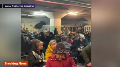 Oamenii care au fugit din calea razboiului canta imnul Ucrainei in adaposturi